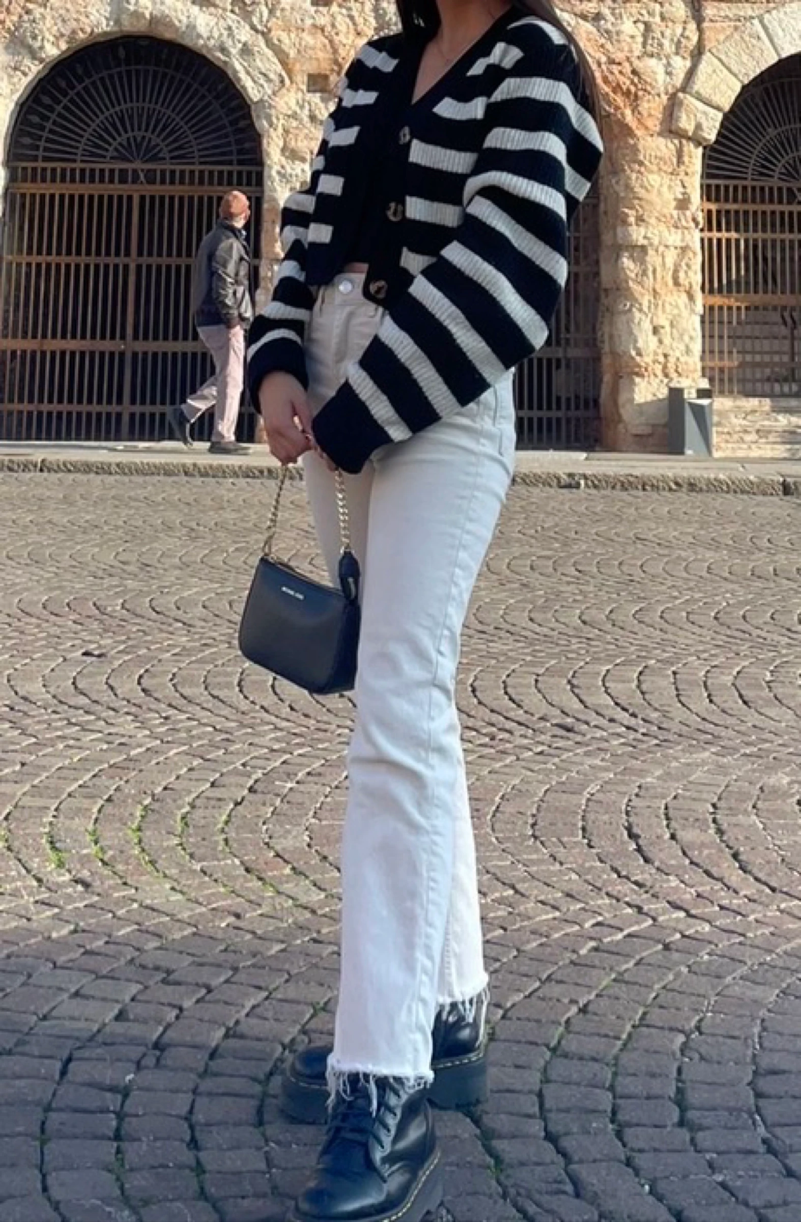 Jeans flare Zara beige bajos deshilachados